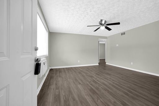 ✨ Stylish 2-Bedroom Rental | LVP Flooring | Washer & Dryer Included | Covered Patio | $900/Month – photo 1