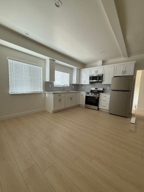 Spacious 2BR/2BA Apartment with In-Unit Washer/Dryer & AC – Los Angeles – photo 1