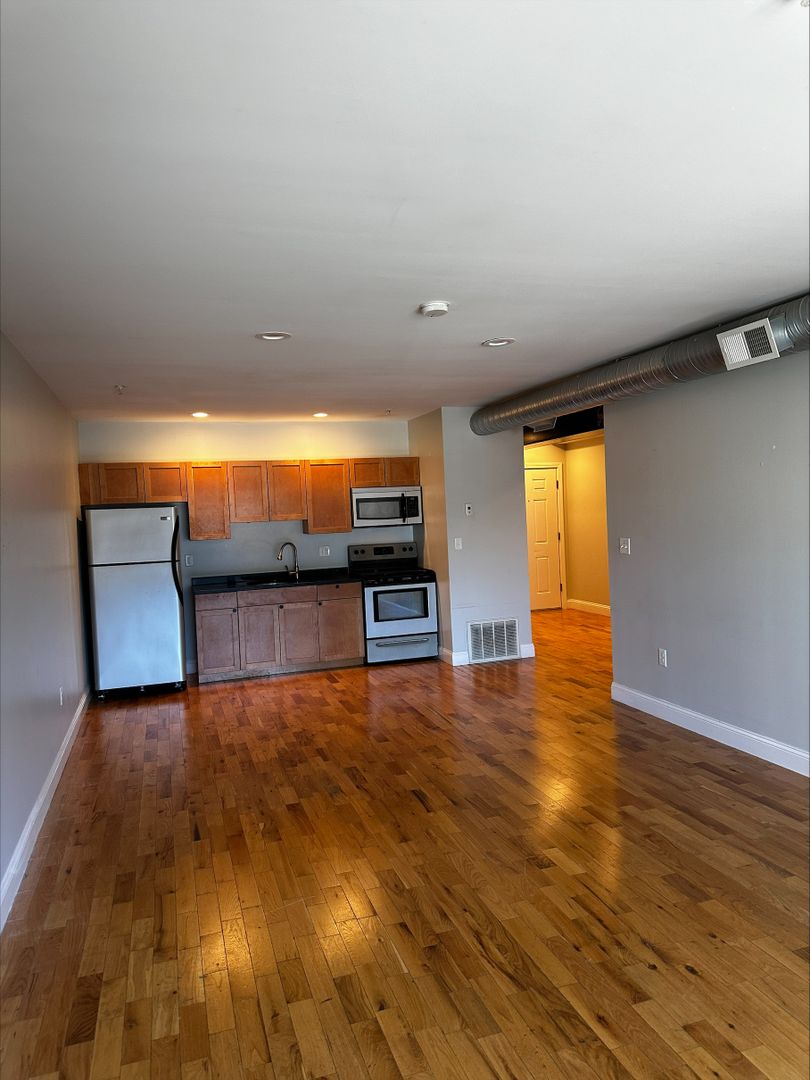 Worcester - Studio , 1 Bath - Image 7