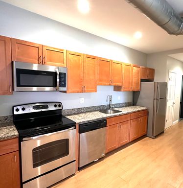Spacious Loft-Style 2BR with A/C | Portland on The Grid – photo 1