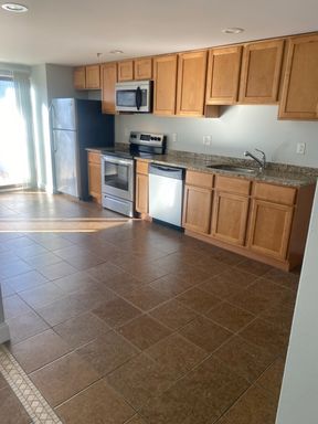 Historic Downtown | Loft Style 1-Bedroom | Hardwood Floors! – photo 1