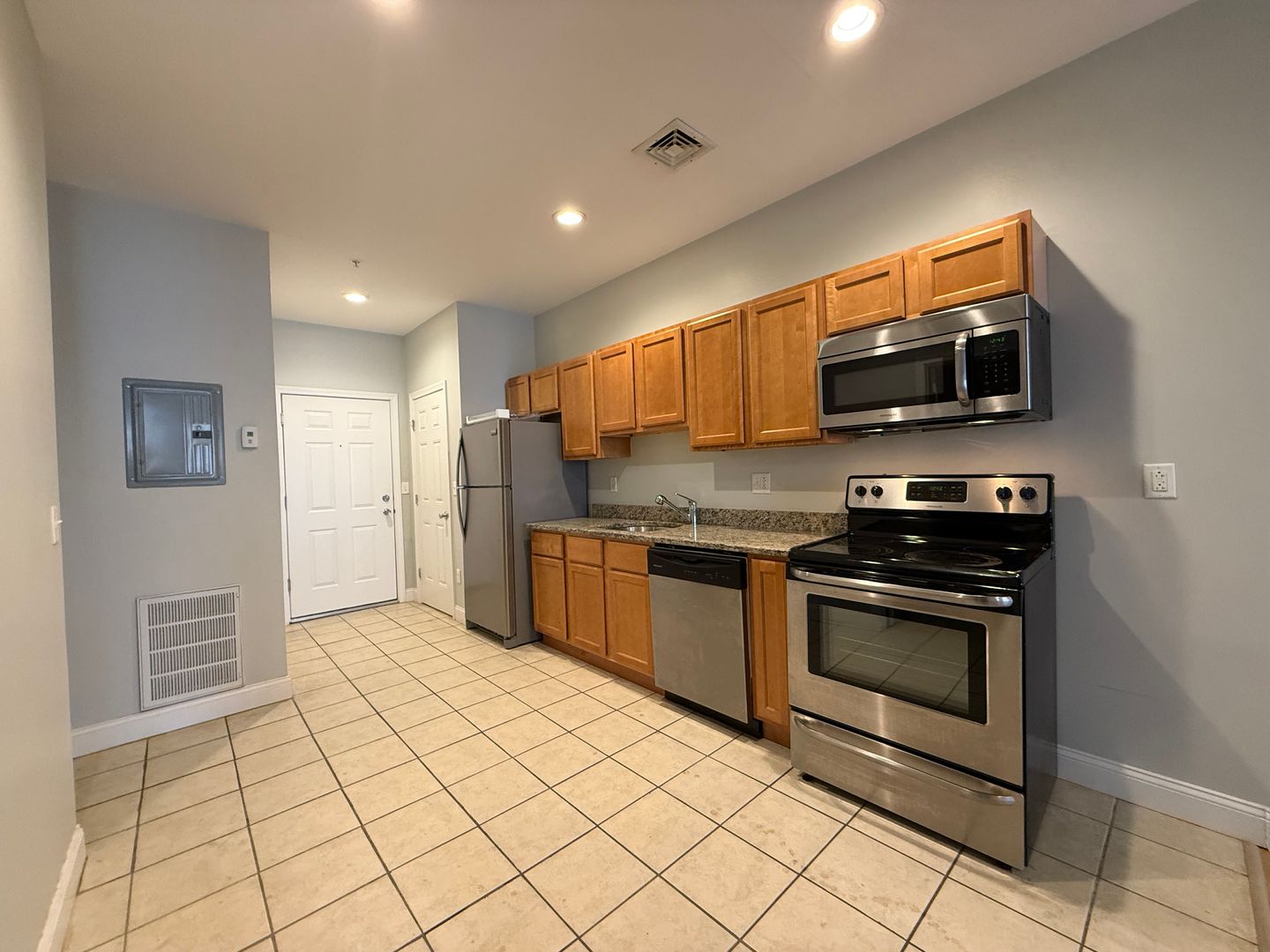Worcester  Studio 1 baths - $1,575 No Fee