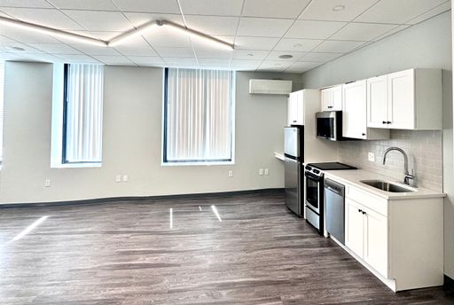 Spacious Studio w Heat/ Hot Water included! – photo 1