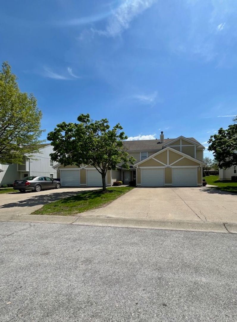 Lees Summit Townhome: 4604 NE Whispering Winds Dr