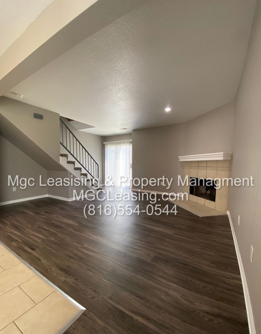 Blue Springs Townhome: 500-504 SW 5th St
