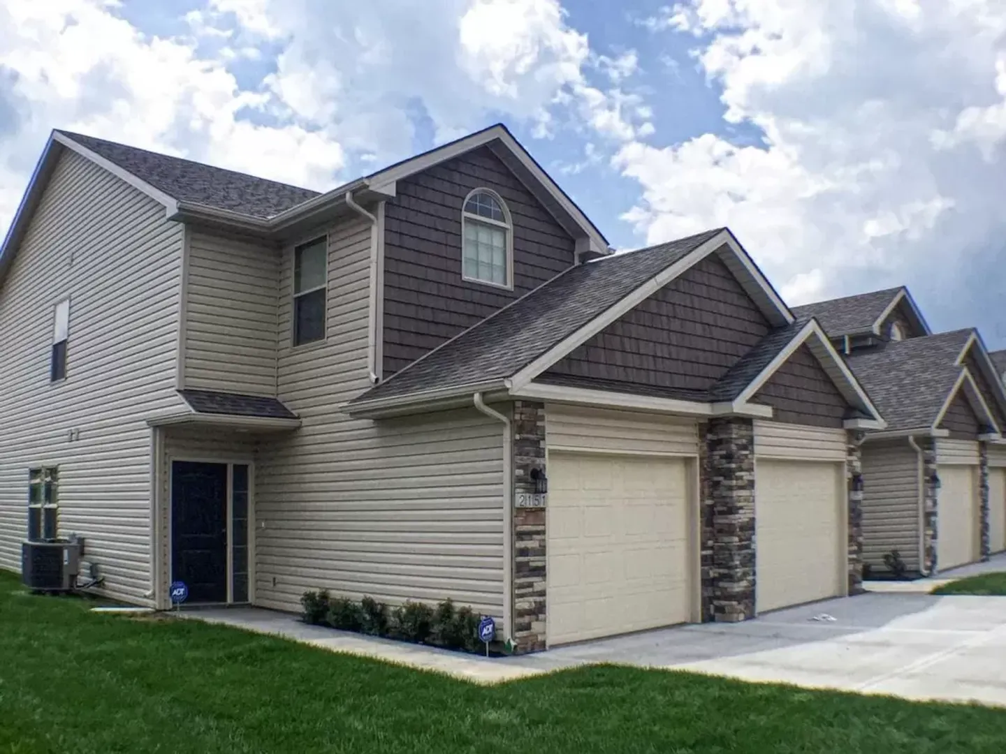 Raymore Townhome: 108-114 Barberry Ln