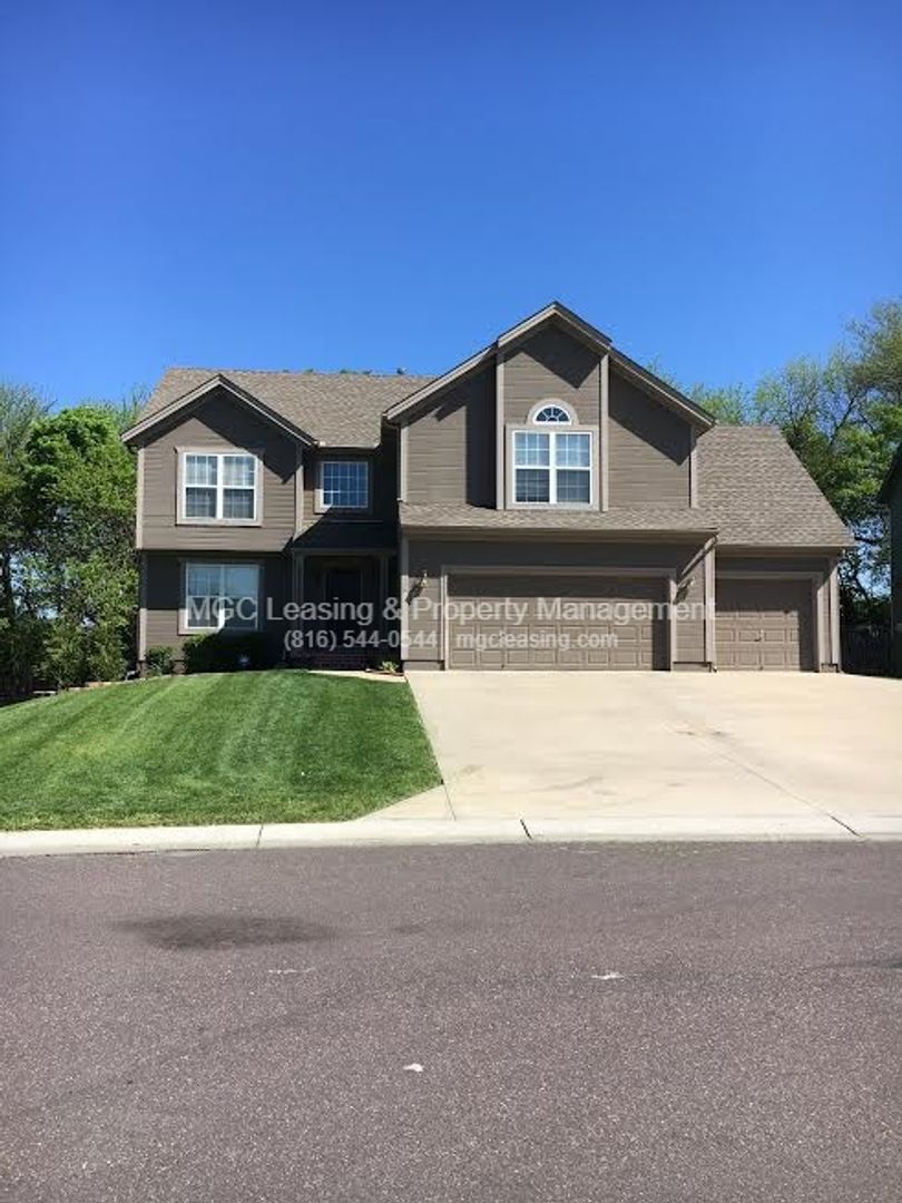 Lees Summit House: 2116 SW Eyrie Rd