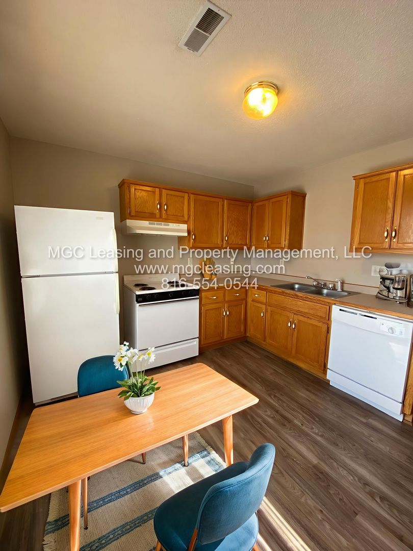 Raymore Apartment: 520 Sky Vue Dr