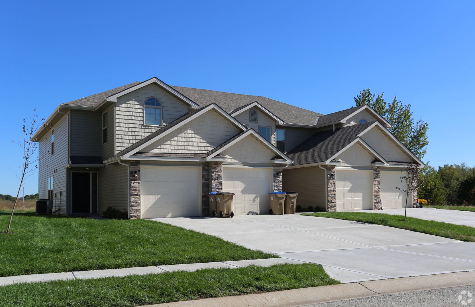 Raymore Townhome: 108-114 Barberry Ln