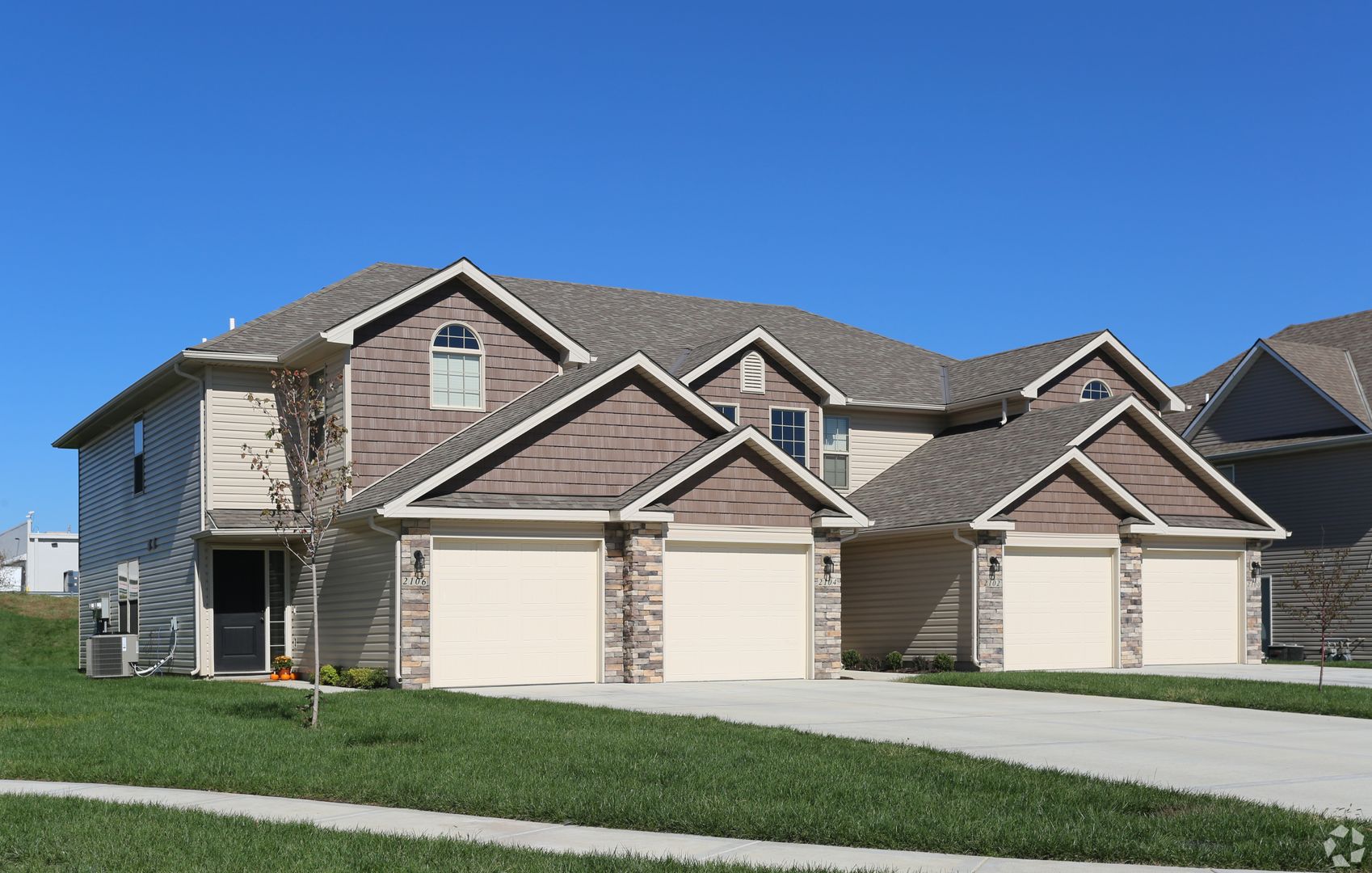 Raymore Townhome: 108-114 Barberry Ln