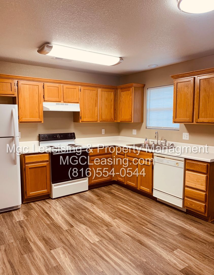 Grain Valley Multiplex: 204-206 NW Parker Dr