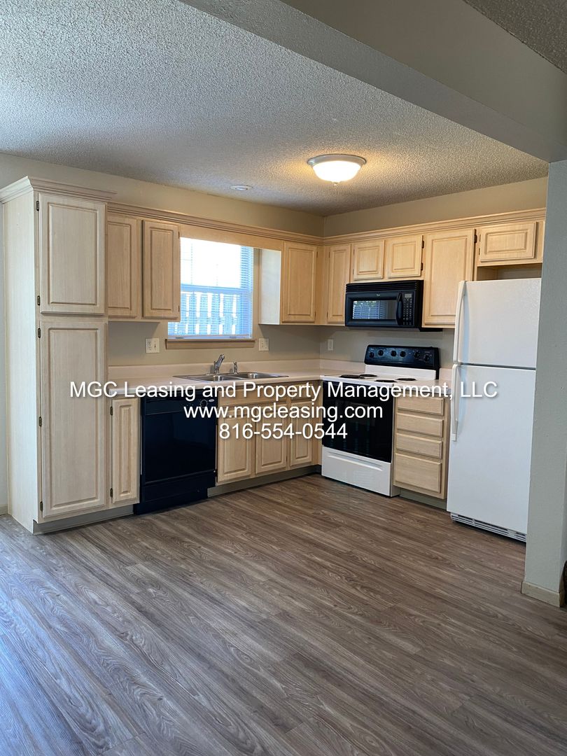 Harrisonville Townhome: 908-914 Garden Dr