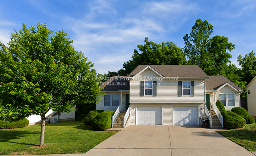 Creekwood Park Townhomes: 3 bedroom Duplex with unique floor plan for rent in the Northland – photo 1
