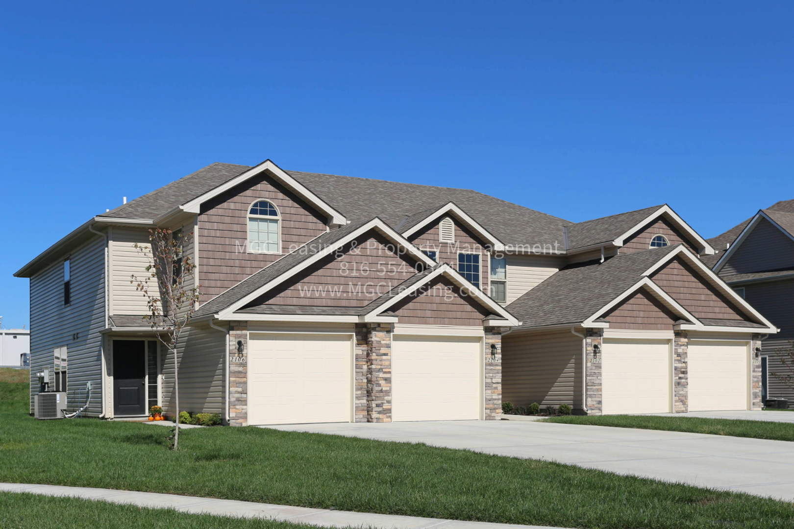 Raymore Townhome: 108-114 Barberry Ln