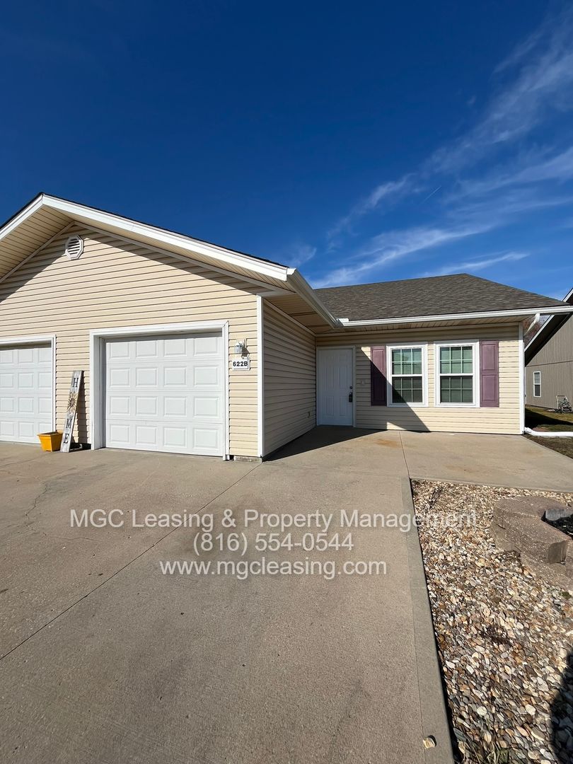 Peculiar Multiplex: 622 Willow Ln Apt B