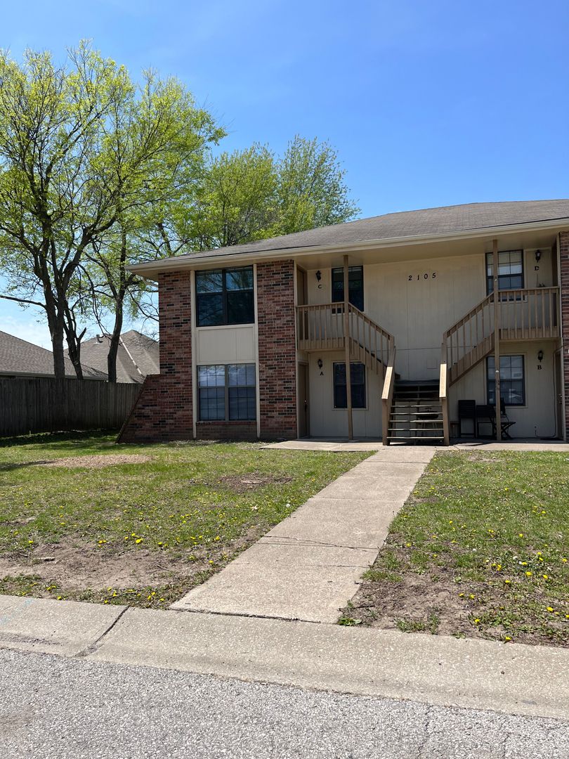 Blue Springs Townhome: 2105 SW 8th St