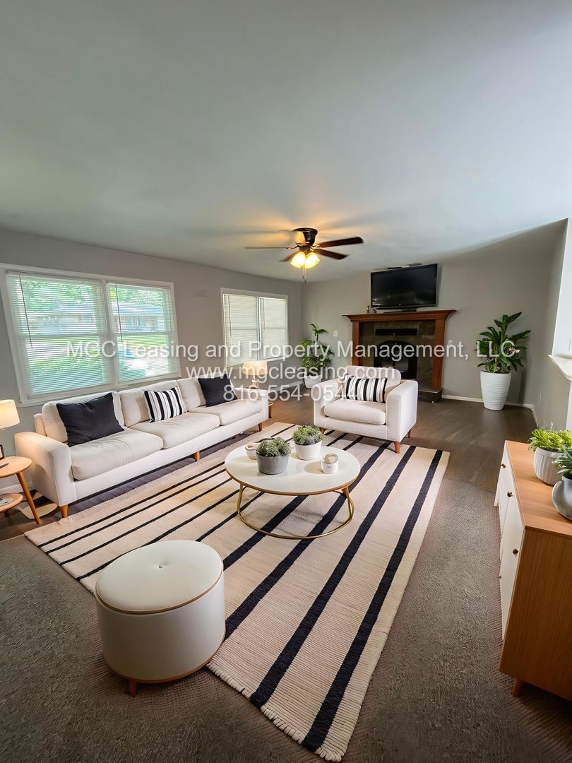 Lees Summit House: 409 SW Madison St