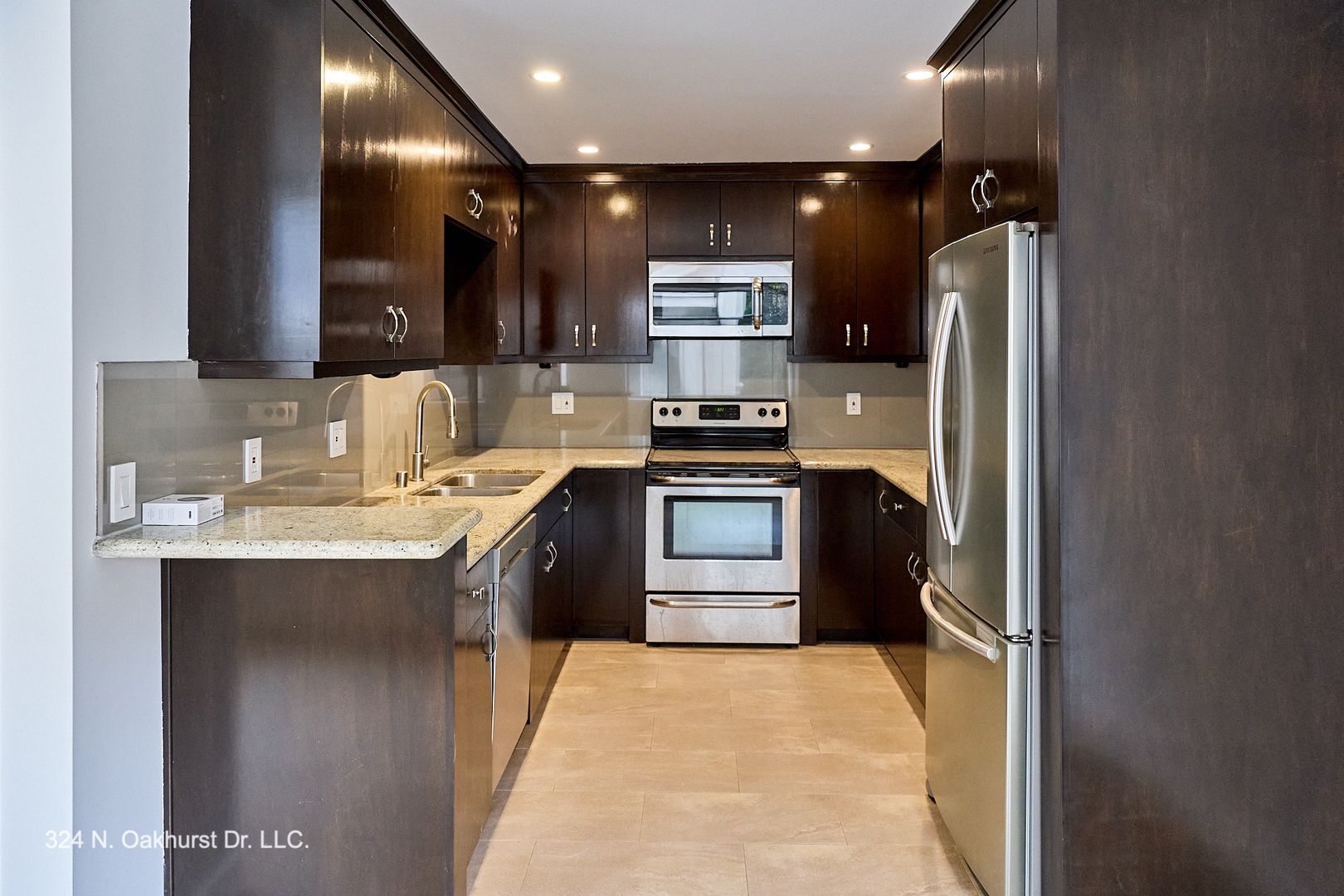 Beverly Hills Apartment: 324 North Oakhurst Drive