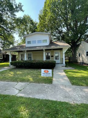 Two Story Duplex Available in September! – photo 1