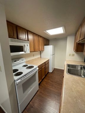 Huge 2 Bedroom 1.5 Bath Apartment! – photo 1