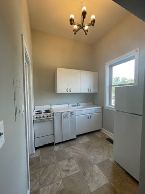 $200 OFF SECOND MONTHS RENT IF LEASED BY 9/15