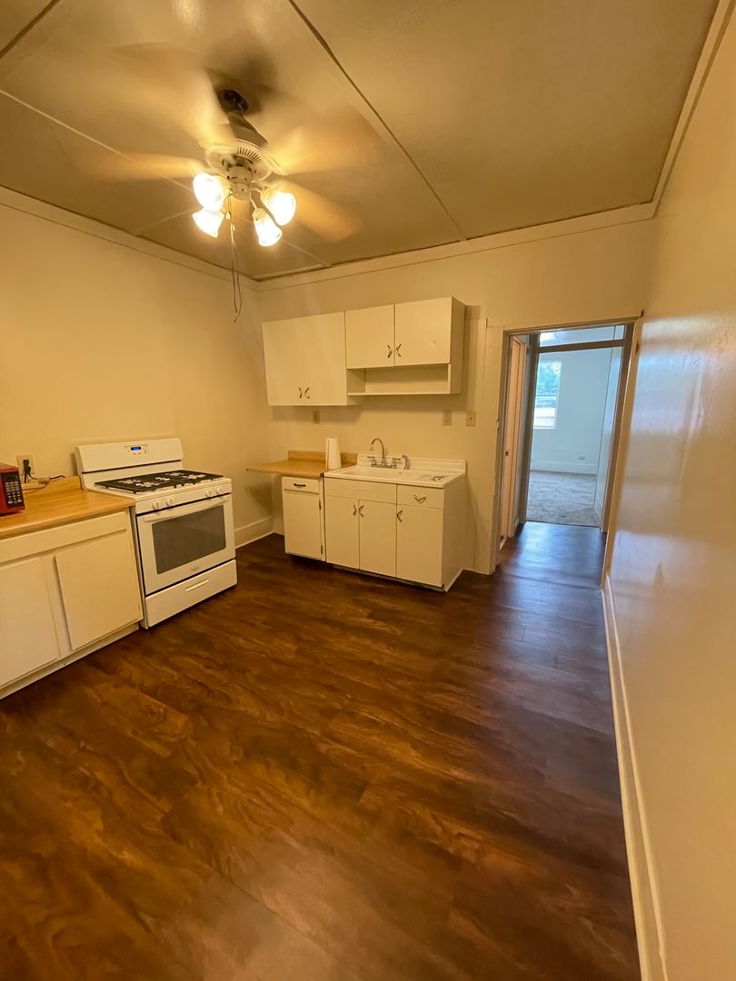 Lafayette Apartment: 1401 South Street