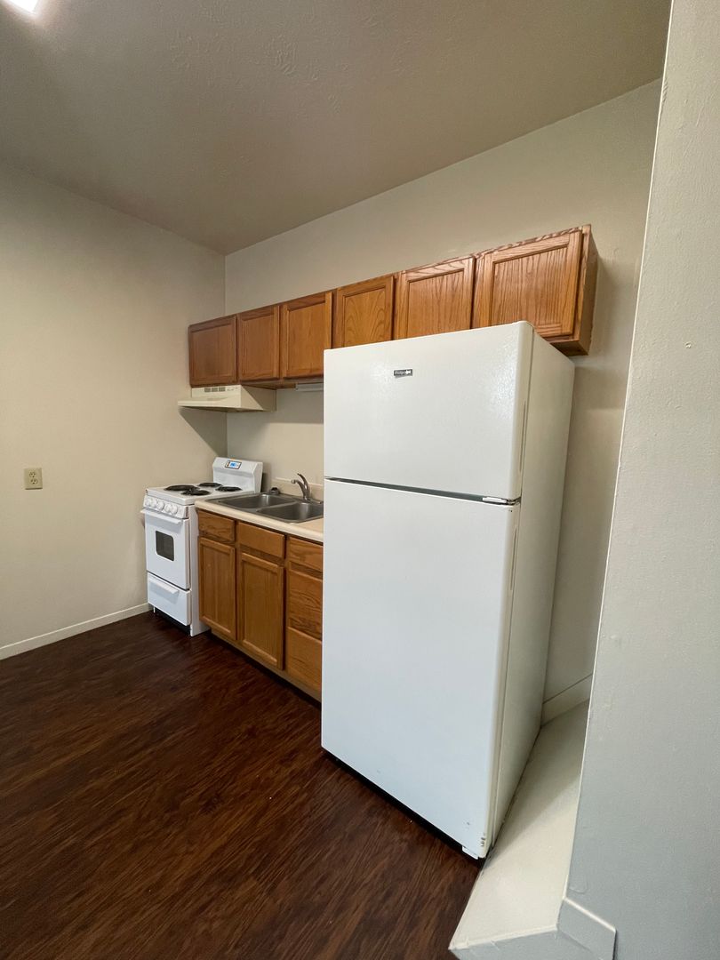 Lafayette Apartment: 1401 South Street