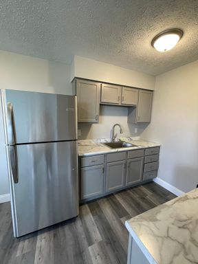One Bedroom Available In Flora – photo 1