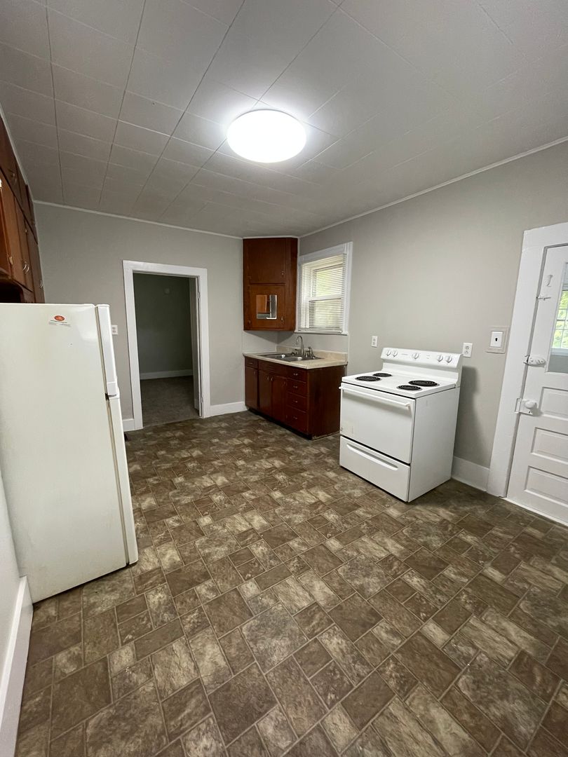 Lafayette Apartment: 1428 Grove Street