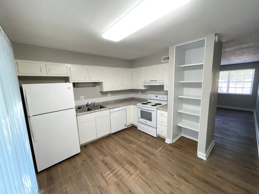 HALF OFF DEPOSIT IF LEASED BY 9/15 – photo 1