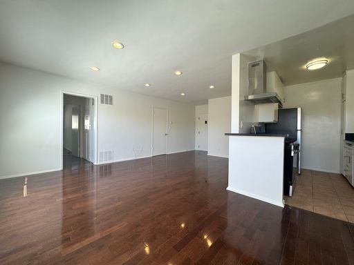 Spacious Top Floor 1 Bedroom in West Hollywood! – photo 1