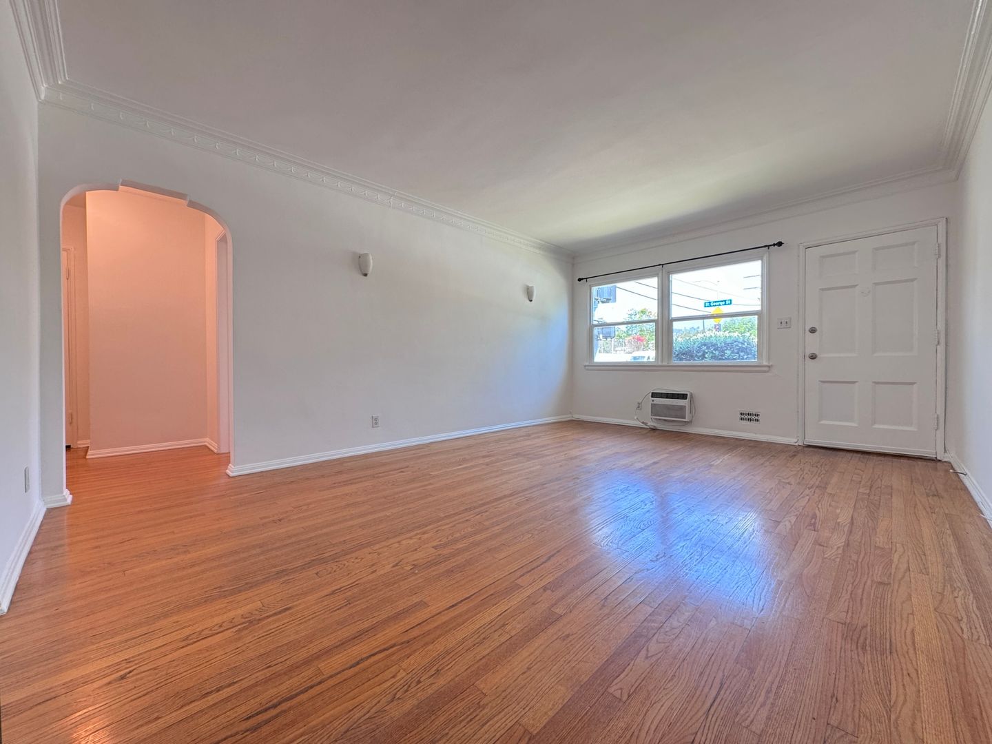 Los Angeles Apartment: 2800 St George St