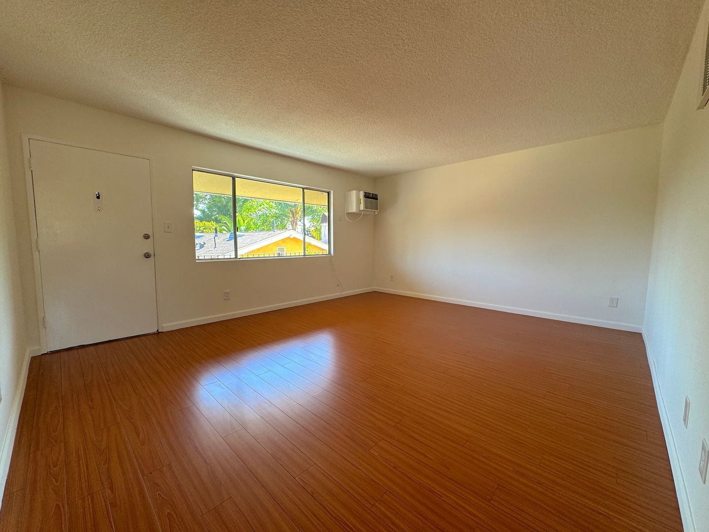 Los Angeles Apartment: 3455 La Clede Ave