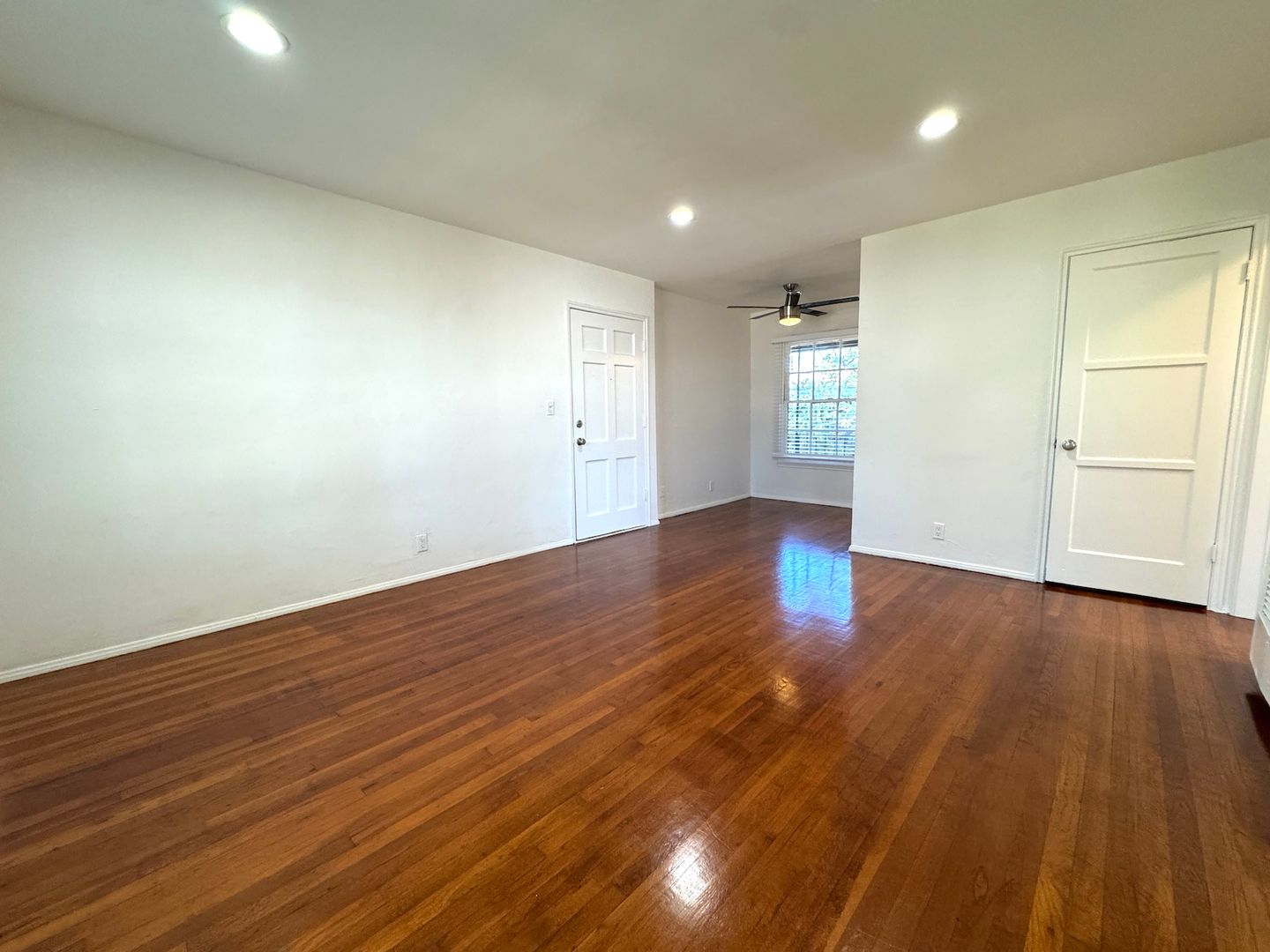 North Hollywood Apartment: 5958 Willowcrest Ave