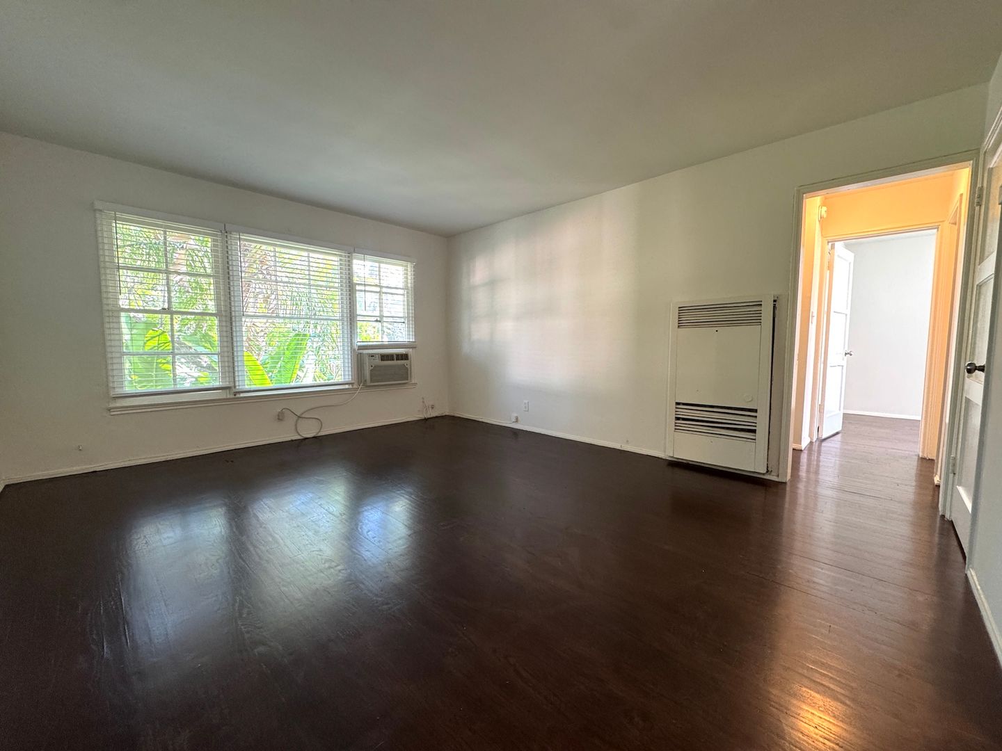 North Hollywood Apartment: 5941 Cahuenga Blvd