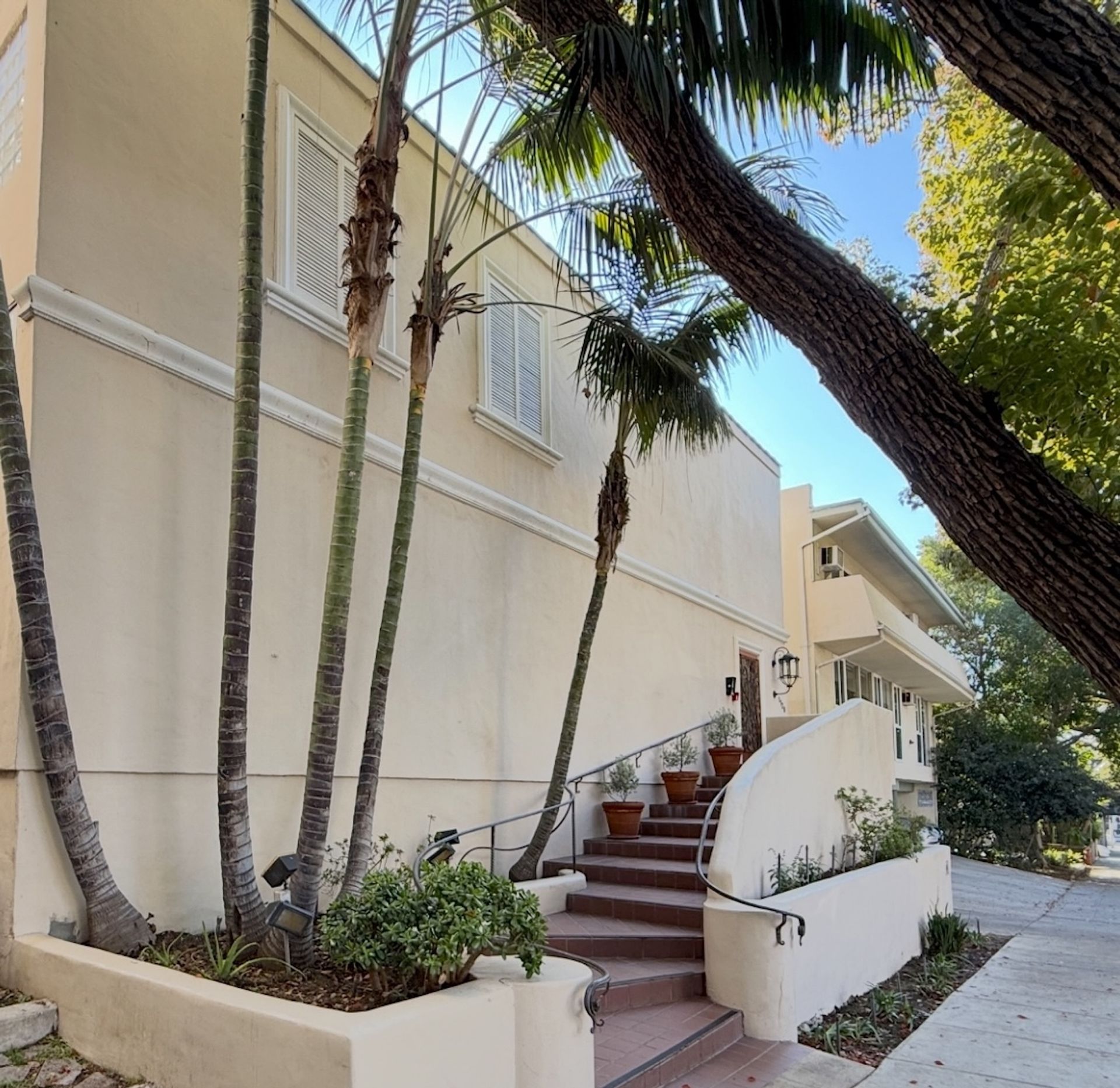 West Hollywood Apartment: 1120 N Flores St #06