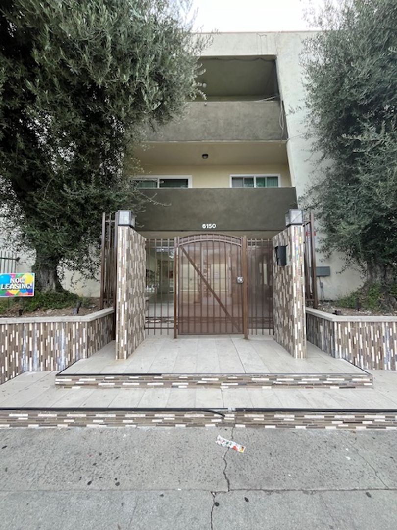 Tarzana Apartment: 6130 Reseda Blvd