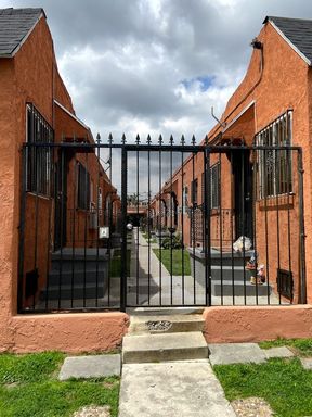 1 Bed/ 1 Bath with Walk-in Closet on Gated Property – photo 1