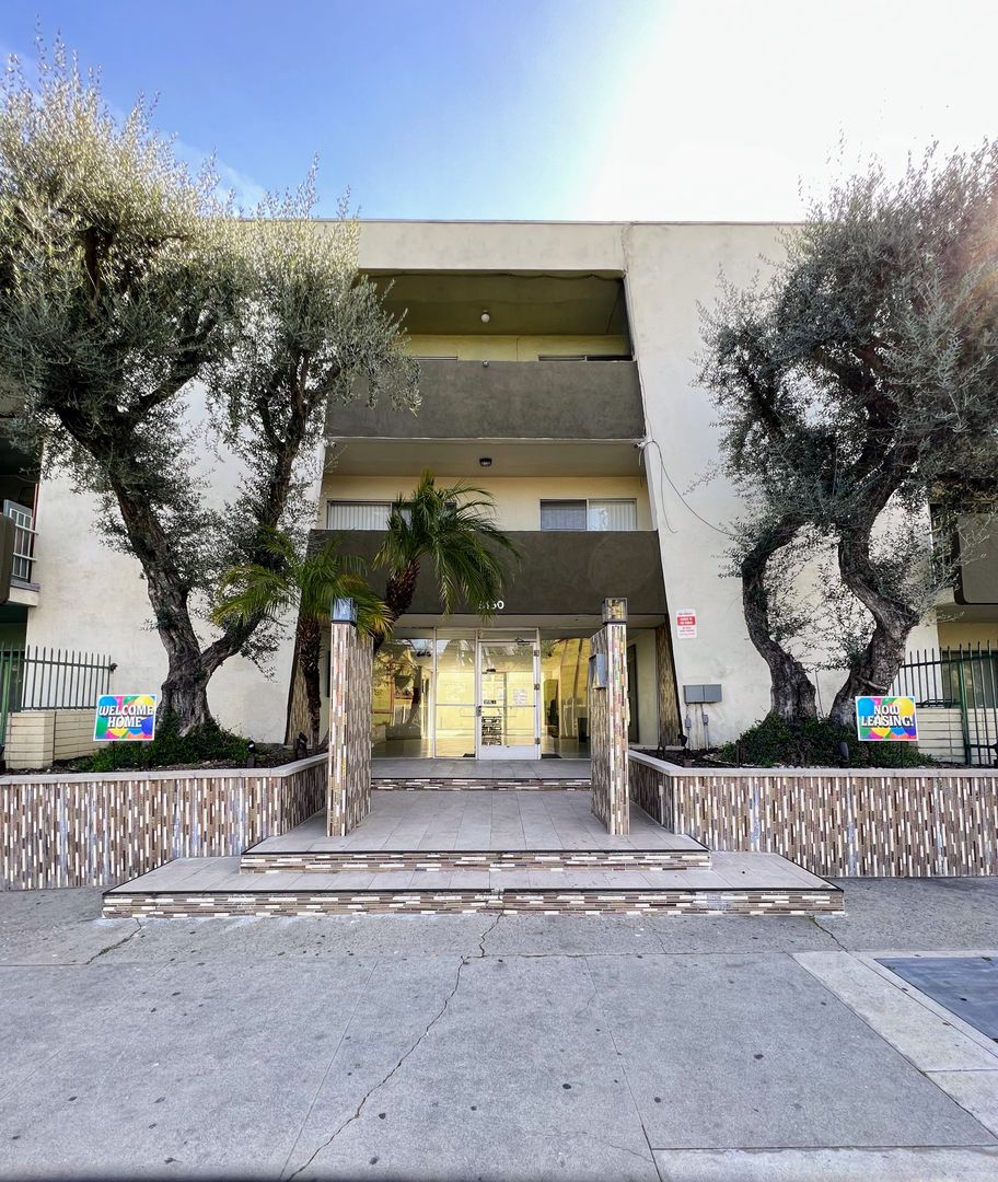 Tarzana Apartment: 6150 Reseda Blvd