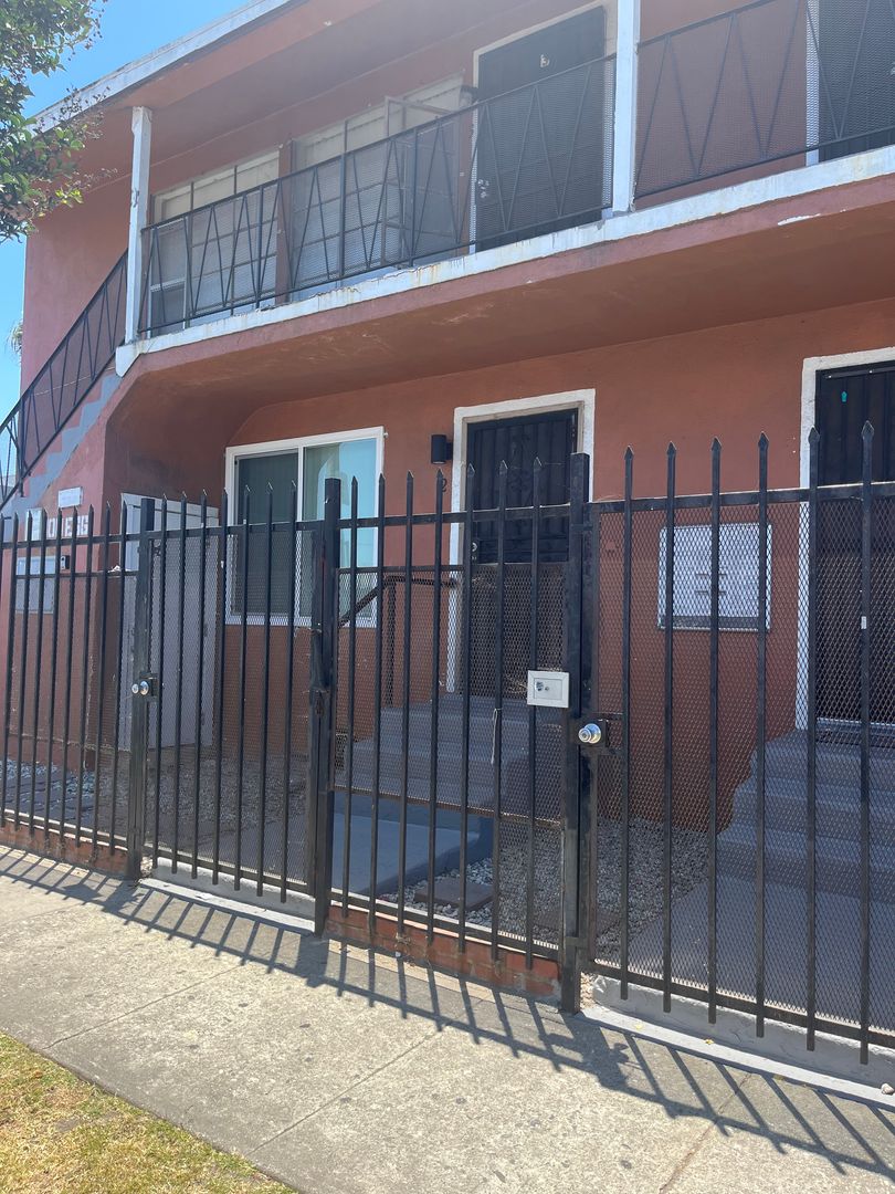 Los Angeles Apartment: 100 E. 66th Street