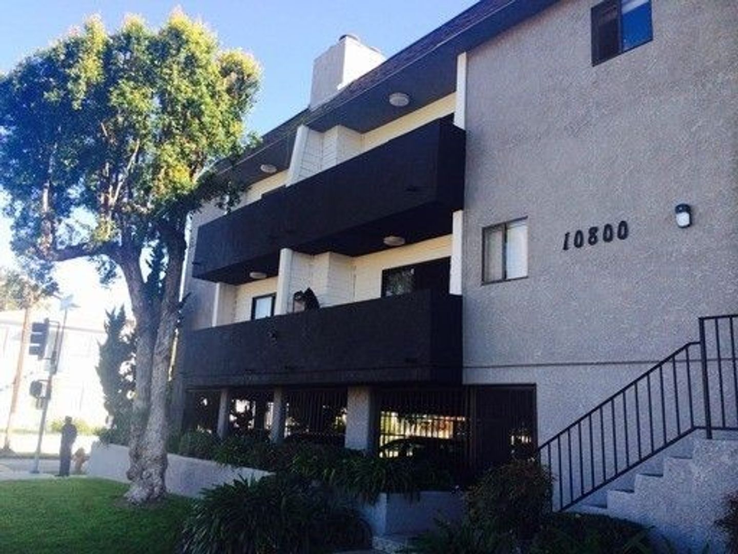 Los Angeles Apartment: 10800 Palms Blvd.