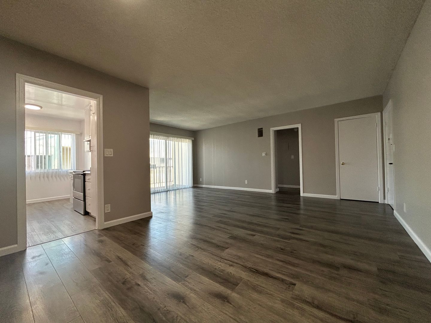 Tarzana Apartment: 6150 Reseda Blvd