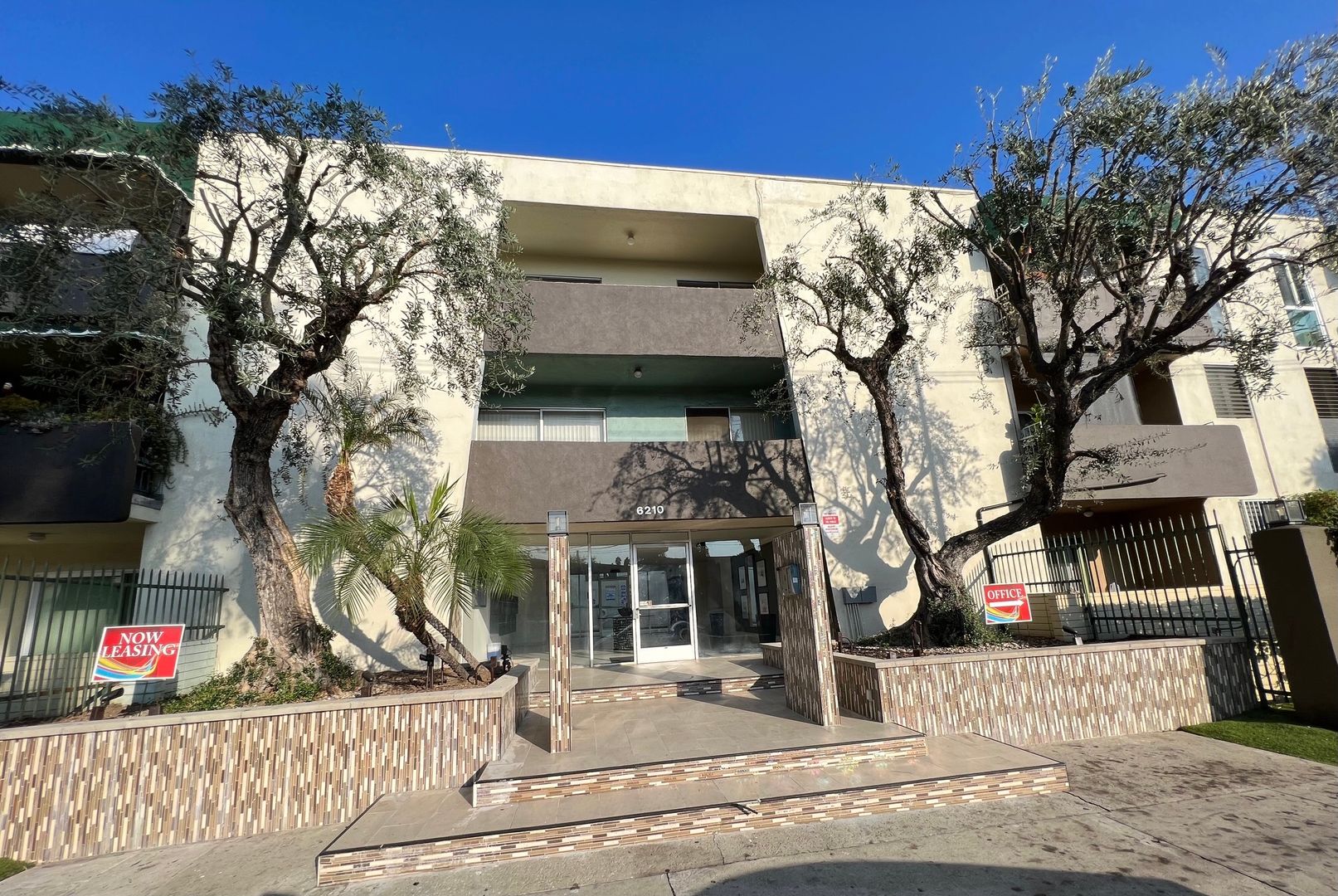 Tarzana Apartment: 6210 Reseda Blvd