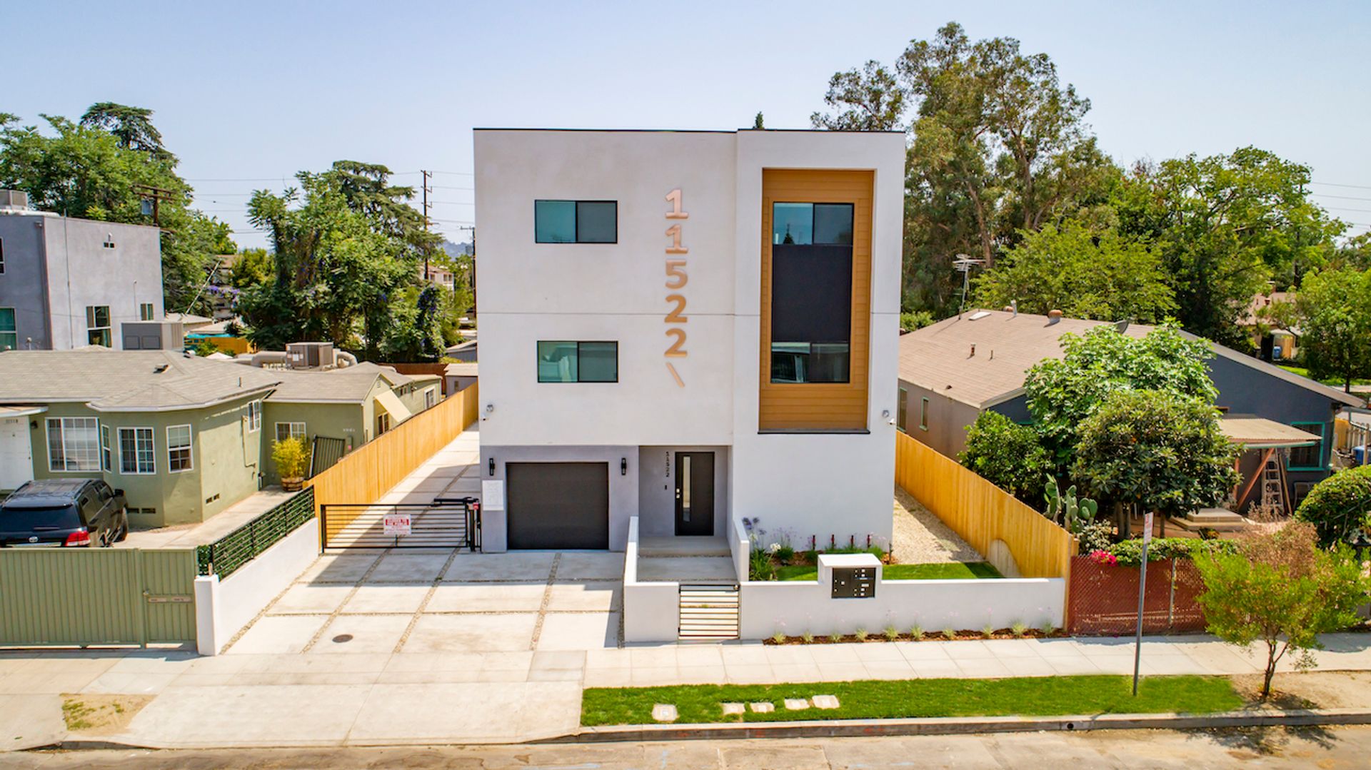 North Hollywood Apartment: 11522 Emelita Street