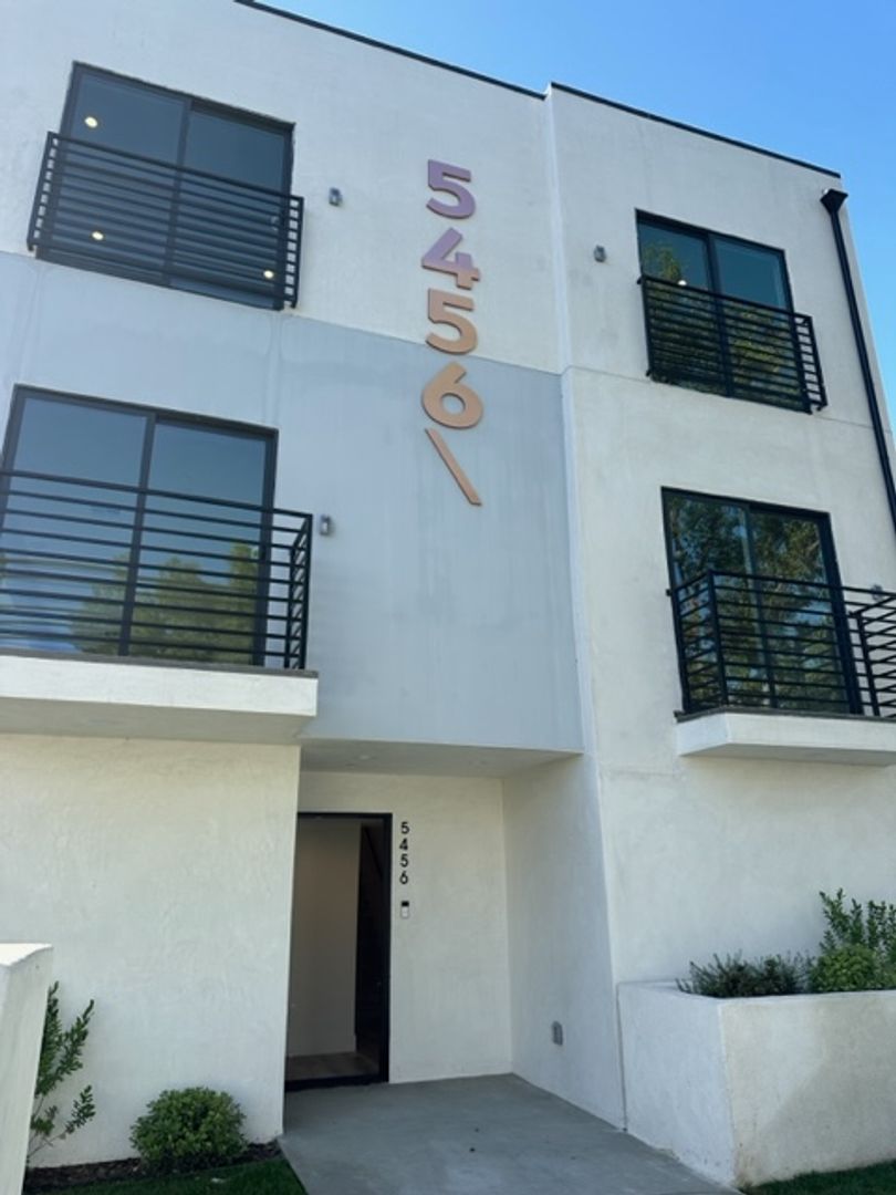 Los Angeles Apartment: 5456 Barton Ave