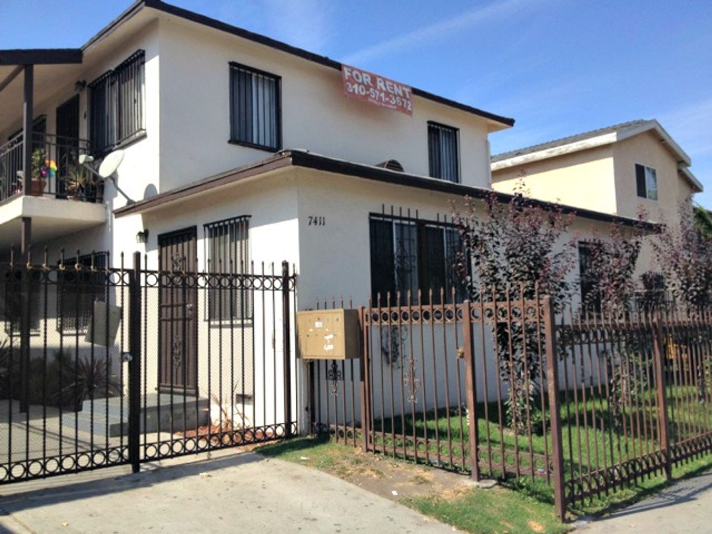 Los Angeles Apartment: 7411 south Hoover Street