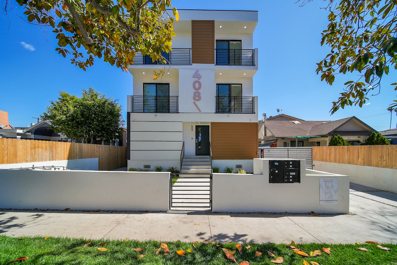 Los Angeles Apartment: 406-408 1/2 N kenmore Ave