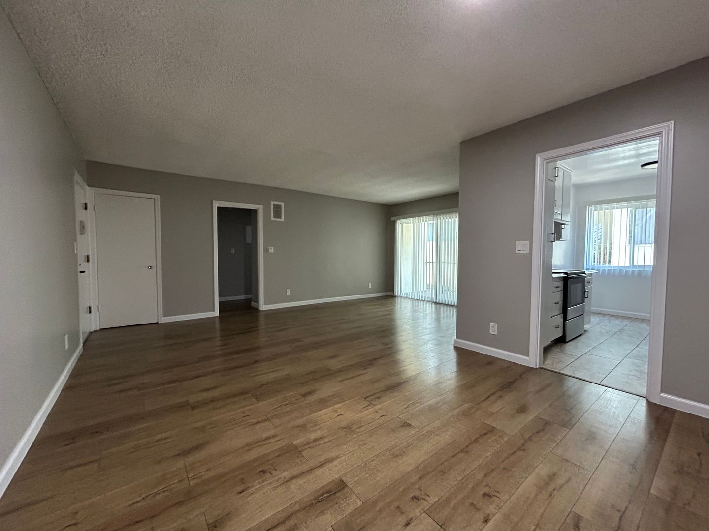 Tarzana Apartment: 6230 Reseda Blvd