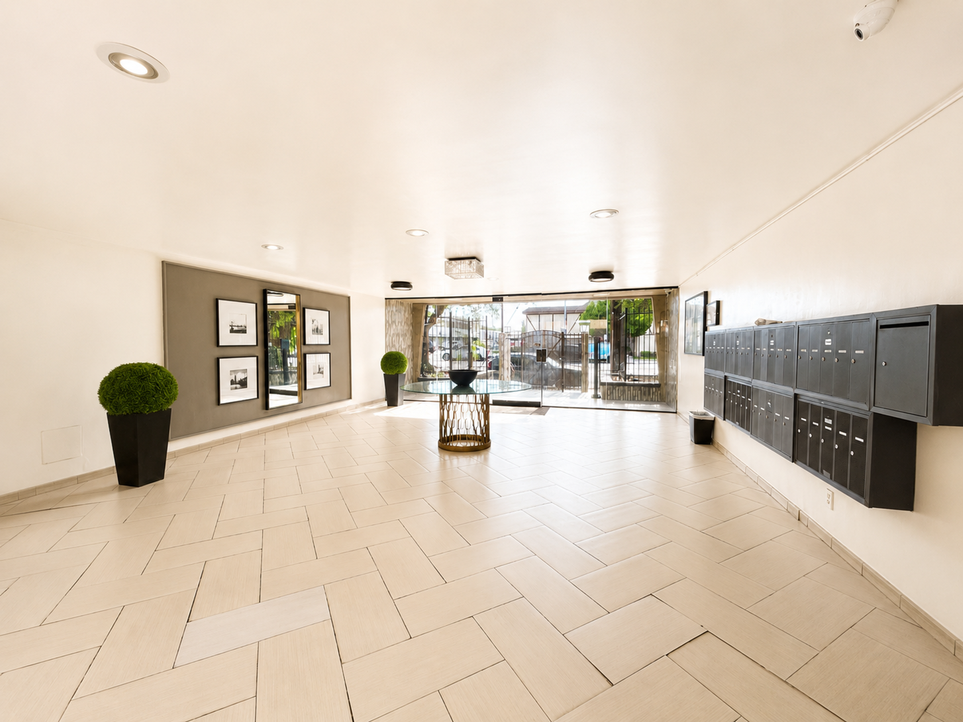 Lobby at TARZANA 6210 (1 of 2)