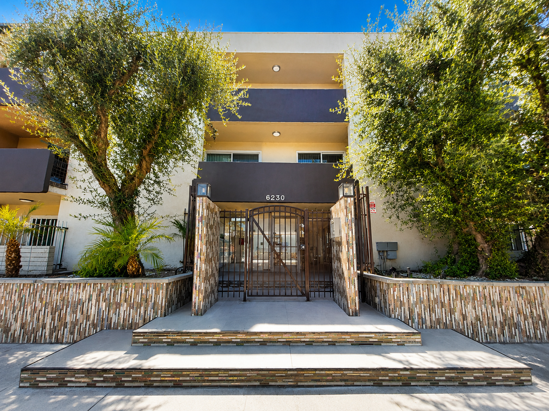 Tarzana Apartment: 6230 Reseda Blvd